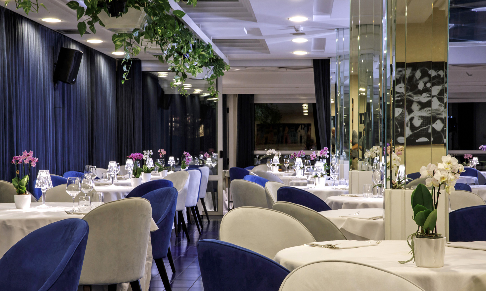 La sala interna del Ristorante White & Blue Atlantic